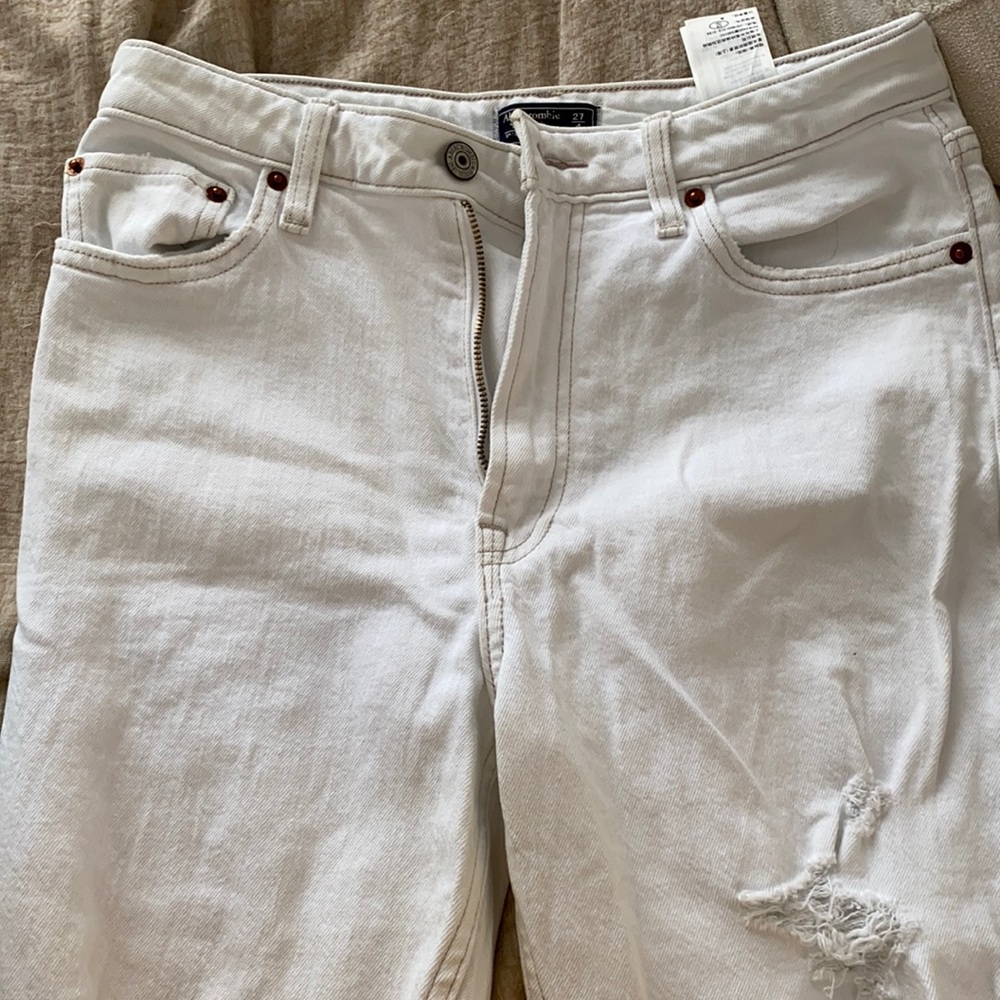 Abercrombie and Fitch white jeans. Size 26.